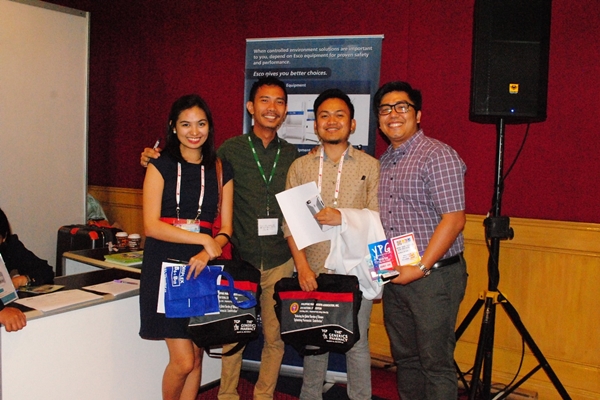 Pharmacists from Saint Louis University dropping by the Esco booth Pharmacists from Saint Louis University dropping by the Esco booth