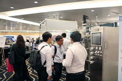 Congress participants taking a look at the StirCradle Pro